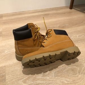 Timberland Boots - size US4 (women’s 6). - like new!